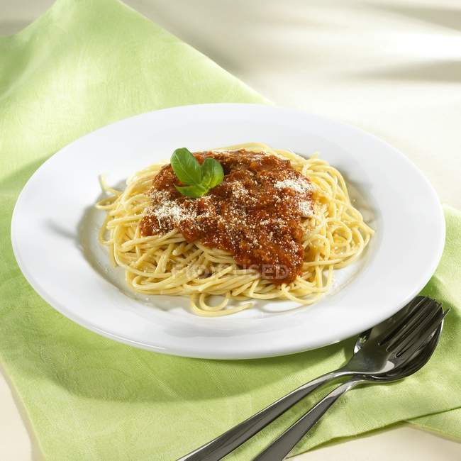 Espagueti boloñés fresco - foto de stock