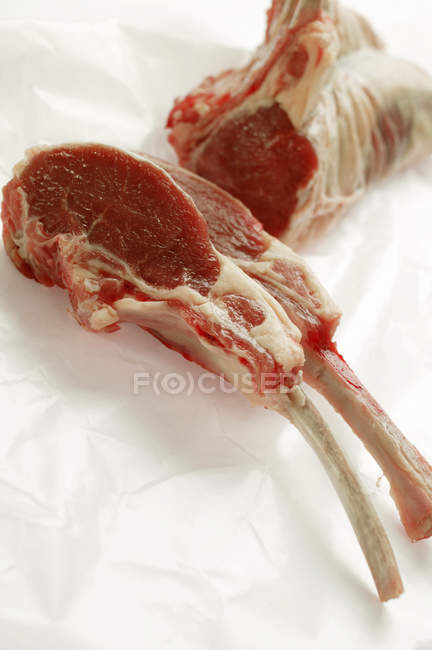 Côtelettes d'agneau fraîches sur papier — Photo de stock