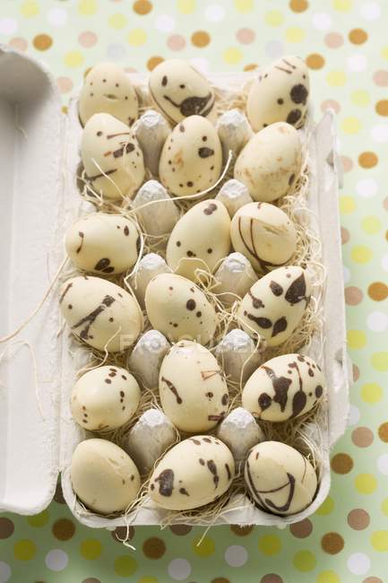 Пятнистые шоколадные яйца — стоковое фото