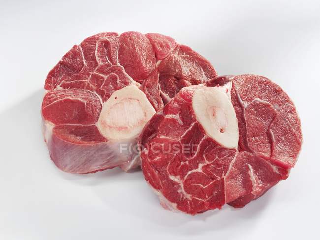 Trozos de carne cruda de pierna - foto de stock