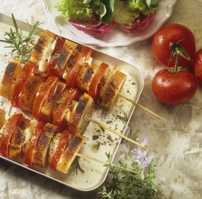 Tomate et mozzarella sur brochettes — Photo de stock