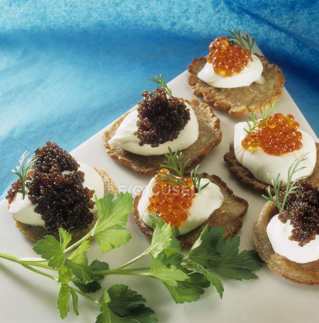 Vista close-up de Blinis com creme de leite e caviar — Fotografia de Stock