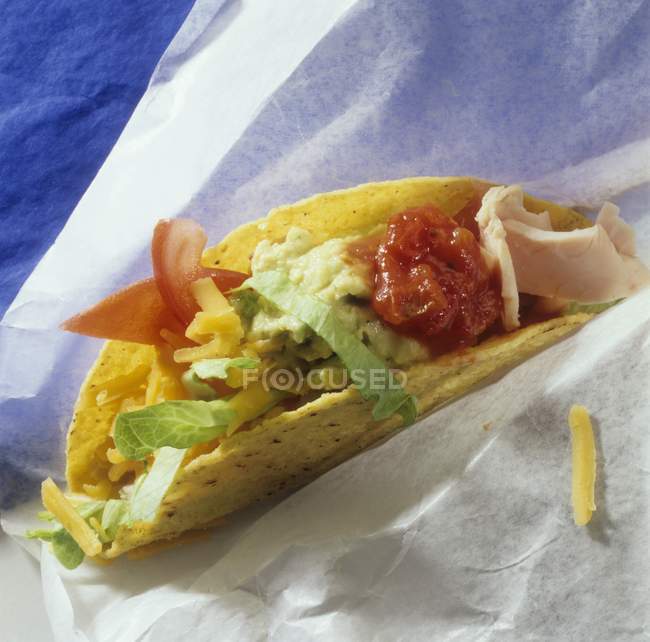 Gefüllte Tacos auf Papier — Stockfoto