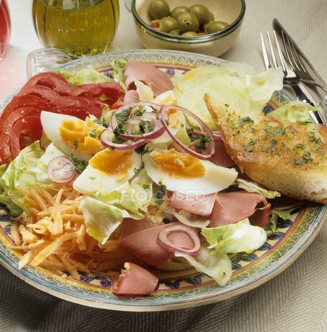 Салат з шинкою та яйцем — стокове фото