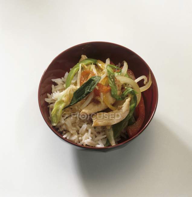 Pollo e verdure su riso — Foto stock