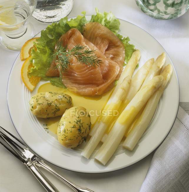 White asparagus with salmon — Stock Photo