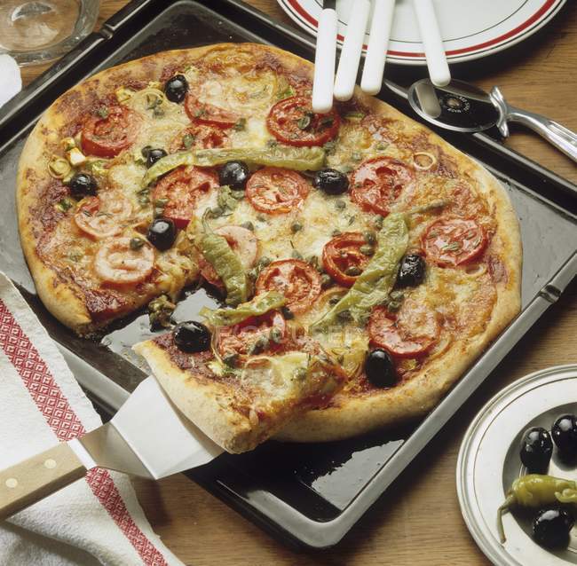 Pizza con tomates y chiles - foto de stock