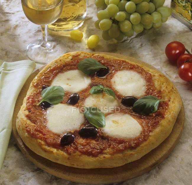 Pizza Margherita with mozzarella and olives — Stock Photo