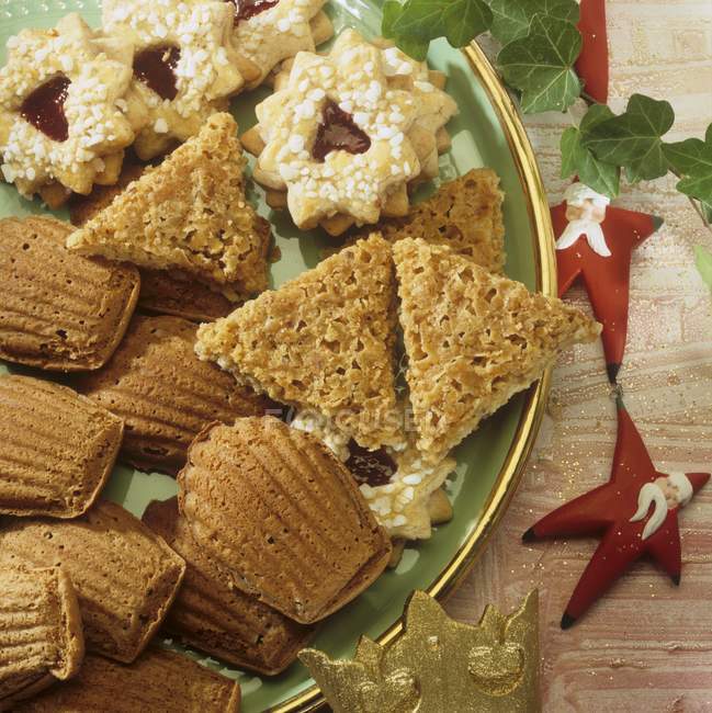 Closeup view of bear paws with nut triangles and Linzer stars cookies — Stock Photo