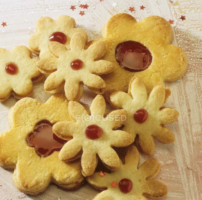 Flower-shaped jam biscuits — Stock Photo