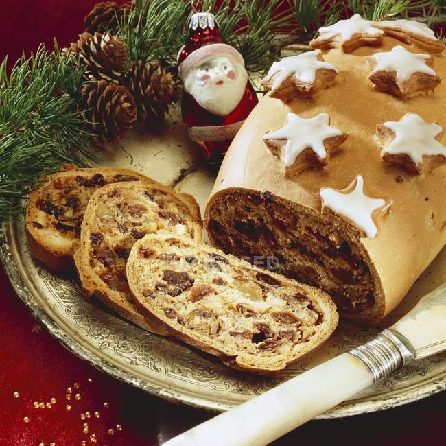 Primo piano vista del pane di frutta affettato Styrian Kletzenbrot con decorazioni natalizie — Foto stock