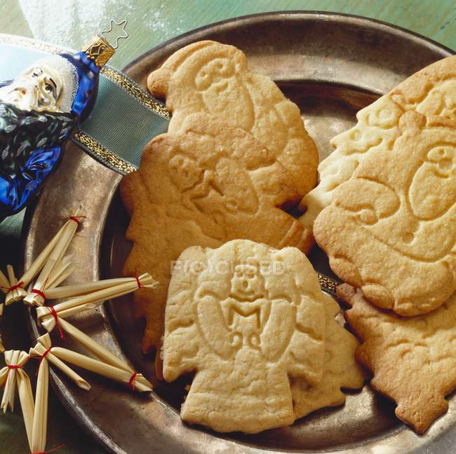 Closeup view of Spekulatius cookies and Christmas decorations — Stock Photo