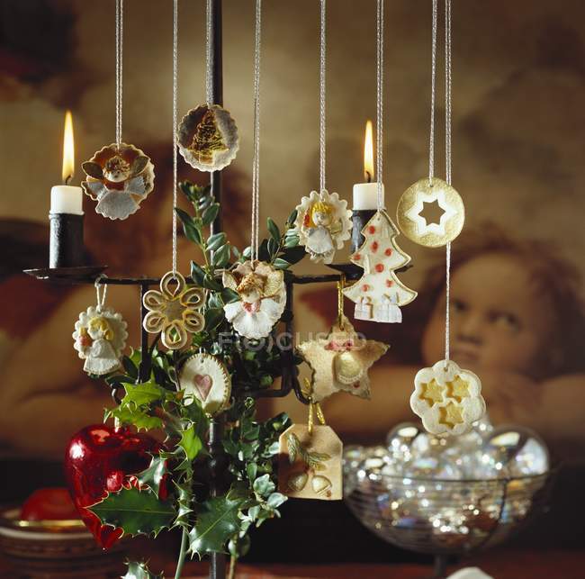 Biscuits suspendus sur l'arbre de Noël — Photo de stock