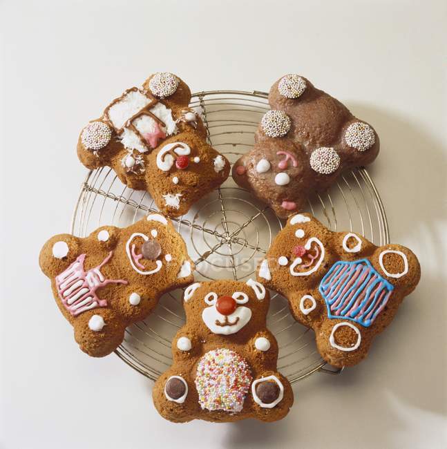 Vista close-up de quatro ursos de chocolate no rack de arame de resfriamento — Fotografia de Stock