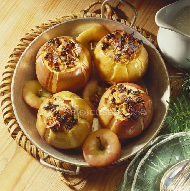 Manzanas al horno con pasas y almendras — Stock Photo