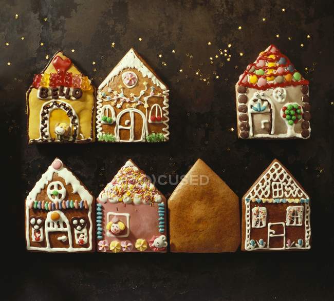 Close-up vista superior de pão de gengibre caseiro em forma de pequenas casas — Fotografia de Stock
