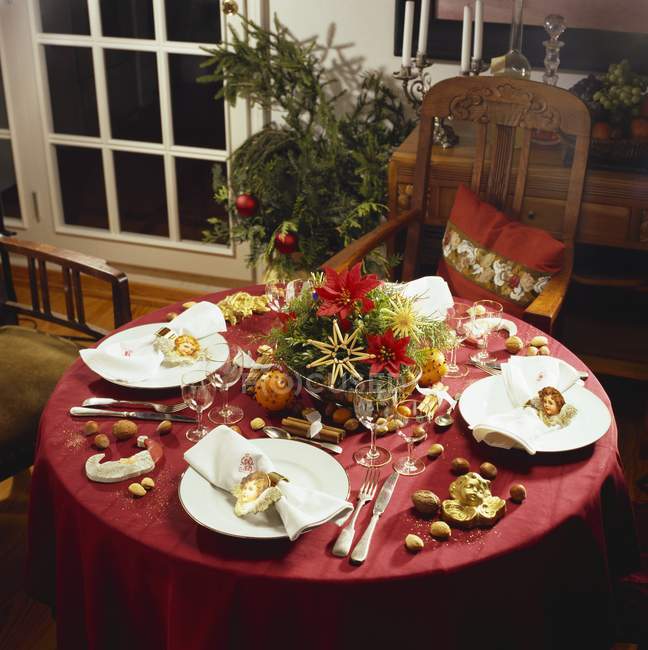 Рождественский стол в красном — стоковое фото