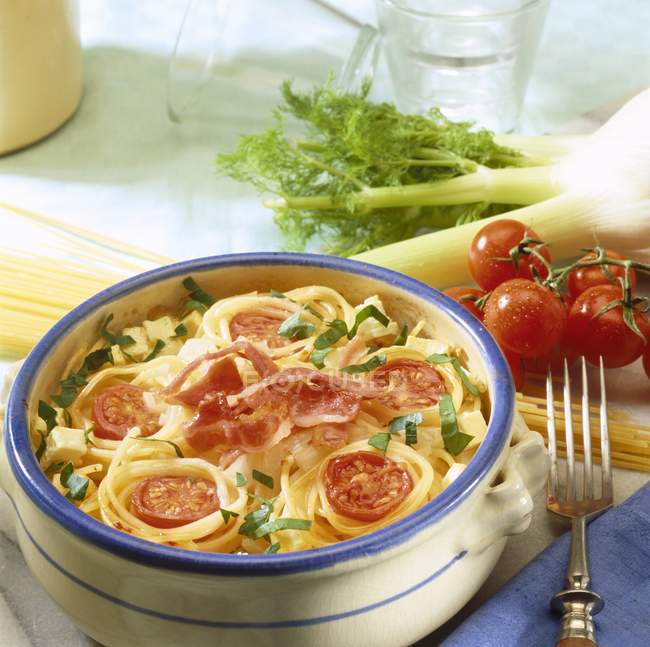 Pâtes et fenouil cuire avec des tomates — Photo de stock