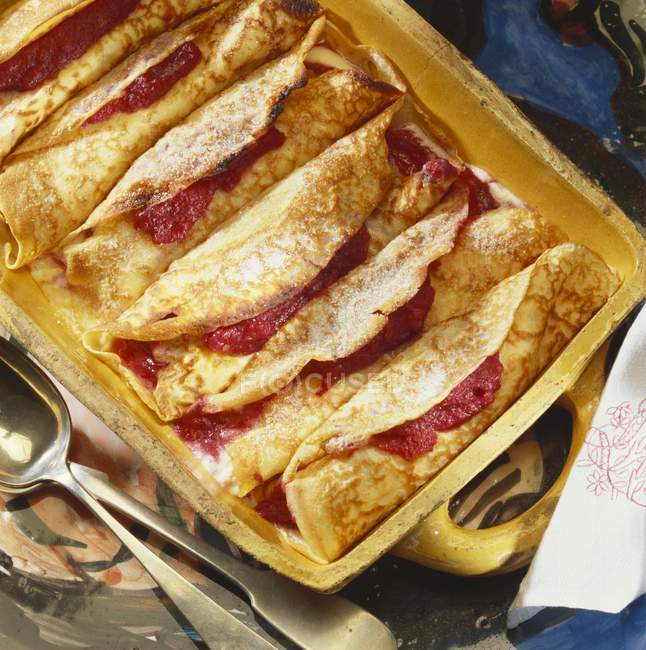 Pfannkuchen gefüllt mit rotem Apfelpüree — Stockfoto