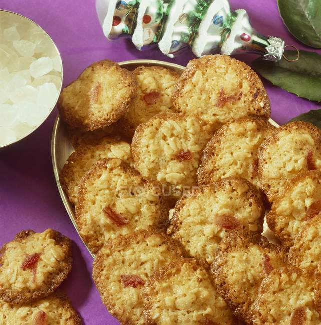 Biscuits d'avoine roulés de Noël sur assiette — Photo de stock