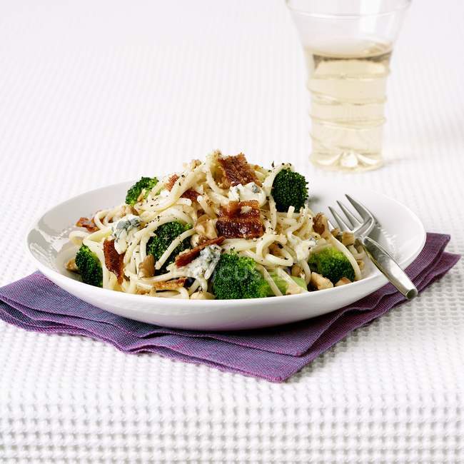 Espaguete com brócolis e bacon frito — Fotografia de Stock