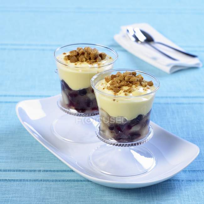 Closeup view of fruit Trifles with vanilla cream — Stock Photo