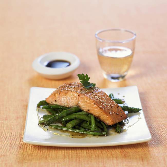 Filete de salmón con semillas de sésamo - foto de stock