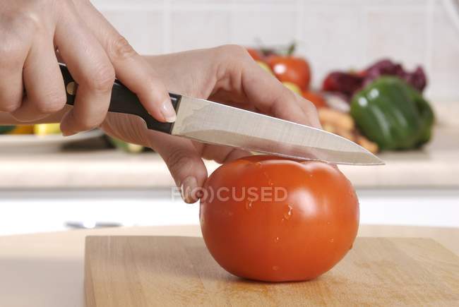 Tomate mûre sur planche de bois — Photo de stock