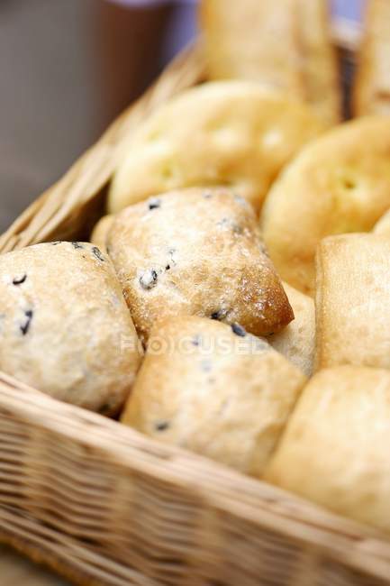Rouleaux de pain frais dans le panier — Photo de stock