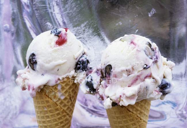 Crèmes glacées aux cônes de gaufres — Photo de stock