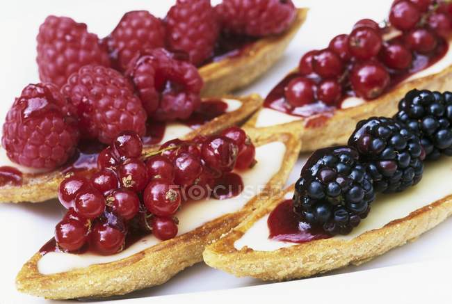 Closeup view of sweet pastry boats with fresh berries — Stock Photo