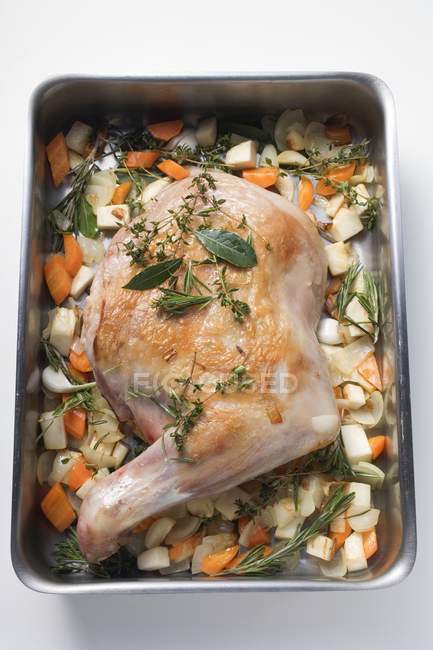 Browned leg of lamb and vegetables — Stock Photo