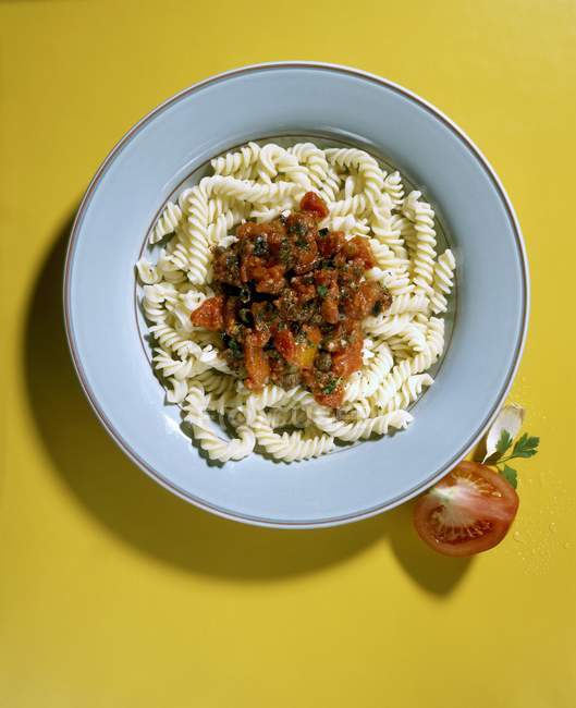 Спіральна паста з томатним соусом — стокове фото