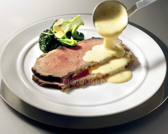 Roastbeef mit Barnaise-Sauce — Stockfoto