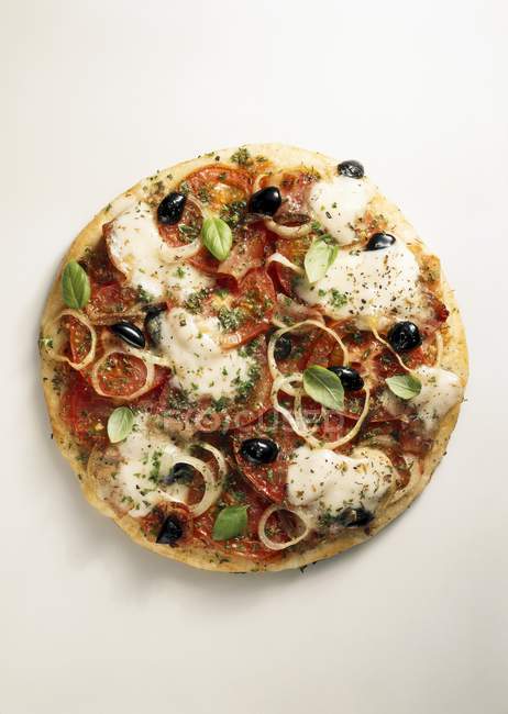 Pizza Margherita con mozzarella y aceitunas - foto de stock