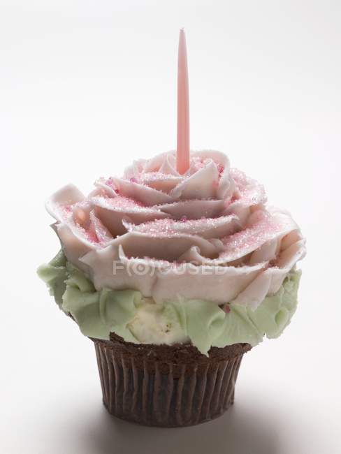 Cupcake avec bougie sur le dessus — Photo de stock
