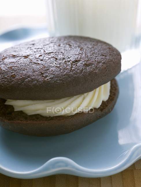 Filled, round chocolate cakes — Stock Photo