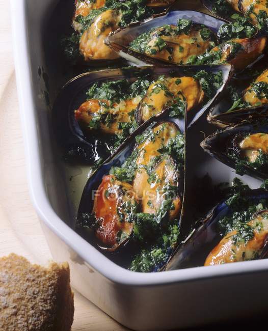 Mussels in parsley sauce — Stock Photo