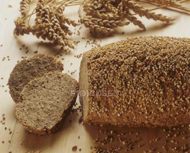 Wholemeal wheat bread with sesame crust — Stock Photo