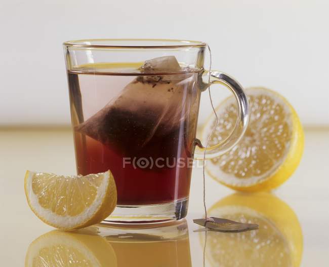 Verre de thé aux fruits avec — Photo de stock