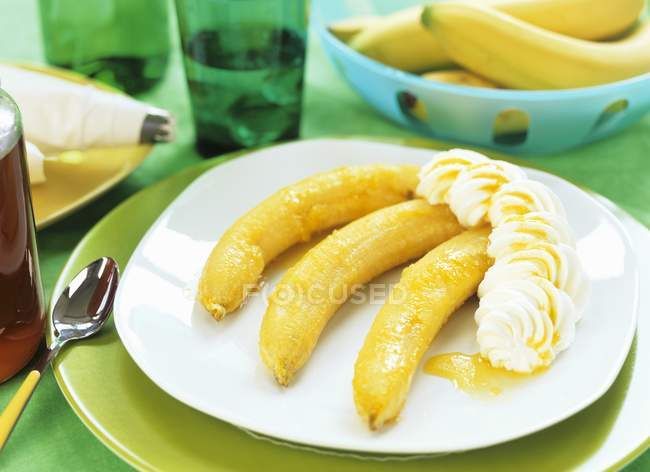 Plátanos con miel y ron - foto de stock