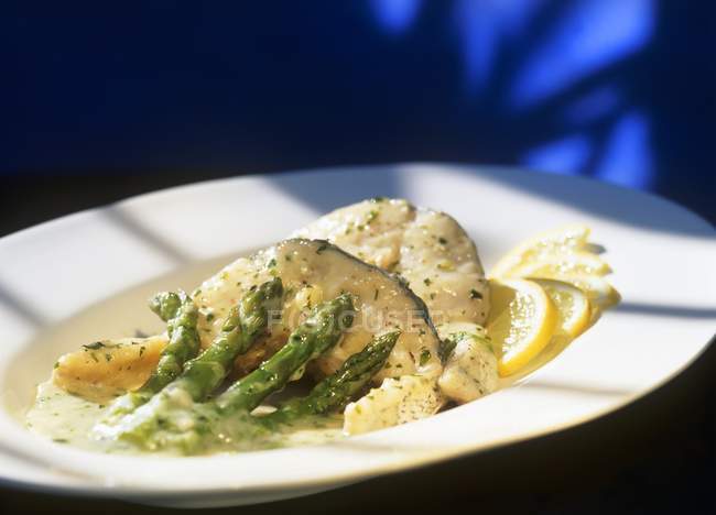 Roasted hake with asparagus — Stock Photo