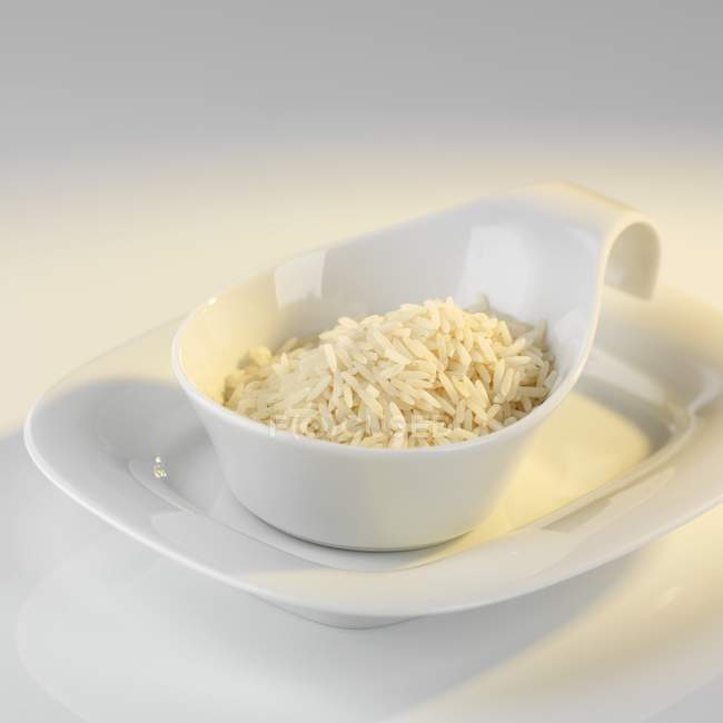 Porção de arroz não cozido em tigela — Fotografia de Stock