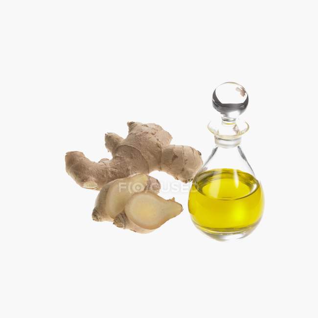 Bouteille d'huile de gingembre et racine — Photo de stock