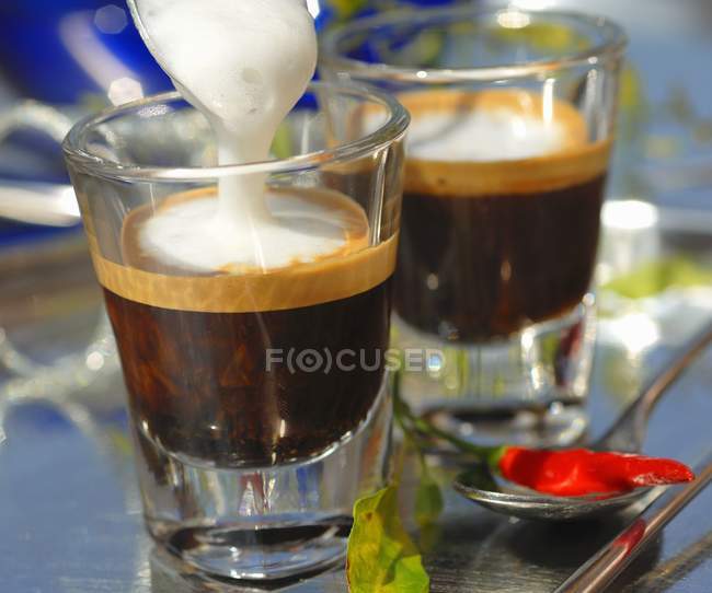 Colocando espuma em espresso macchiato — Fotografia de Stock