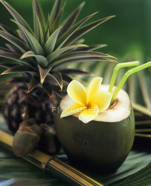Открытый кокос с соломинкой — стоковое фото