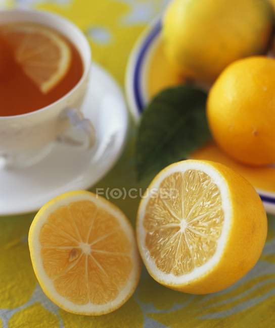 Limón fresco en rodajas - foto de stock