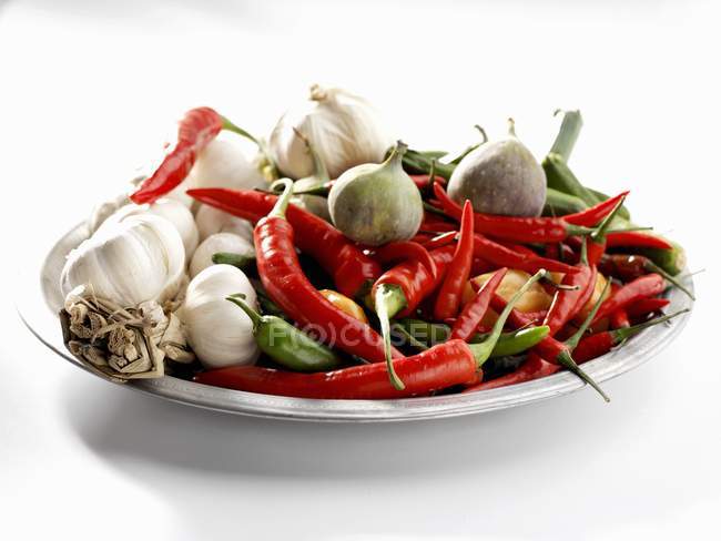 Chillies and garlic cloves — Stock Photo