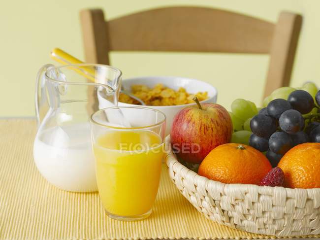 Натюрморт с соком и фруктами — стоковое фото