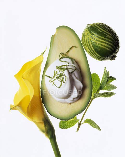 Avocado mit saurer Sahne — Stockfoto
